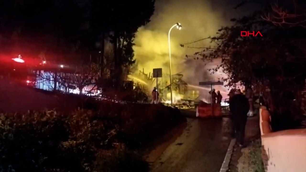 Üsküdar'da 2 katlı metruk bina alev alev yandı