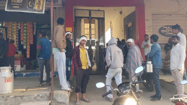 थोक विक्रेता परचून की दुकान का शटर तोड़ चोर ले उड़े लाखों का सामान और नकदी