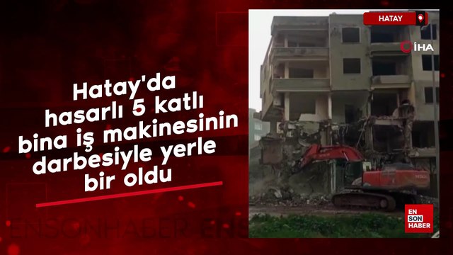 Hatay'da hasarlı 5 katlı bina iş makinesinin darbesiyle yerle bir oldu