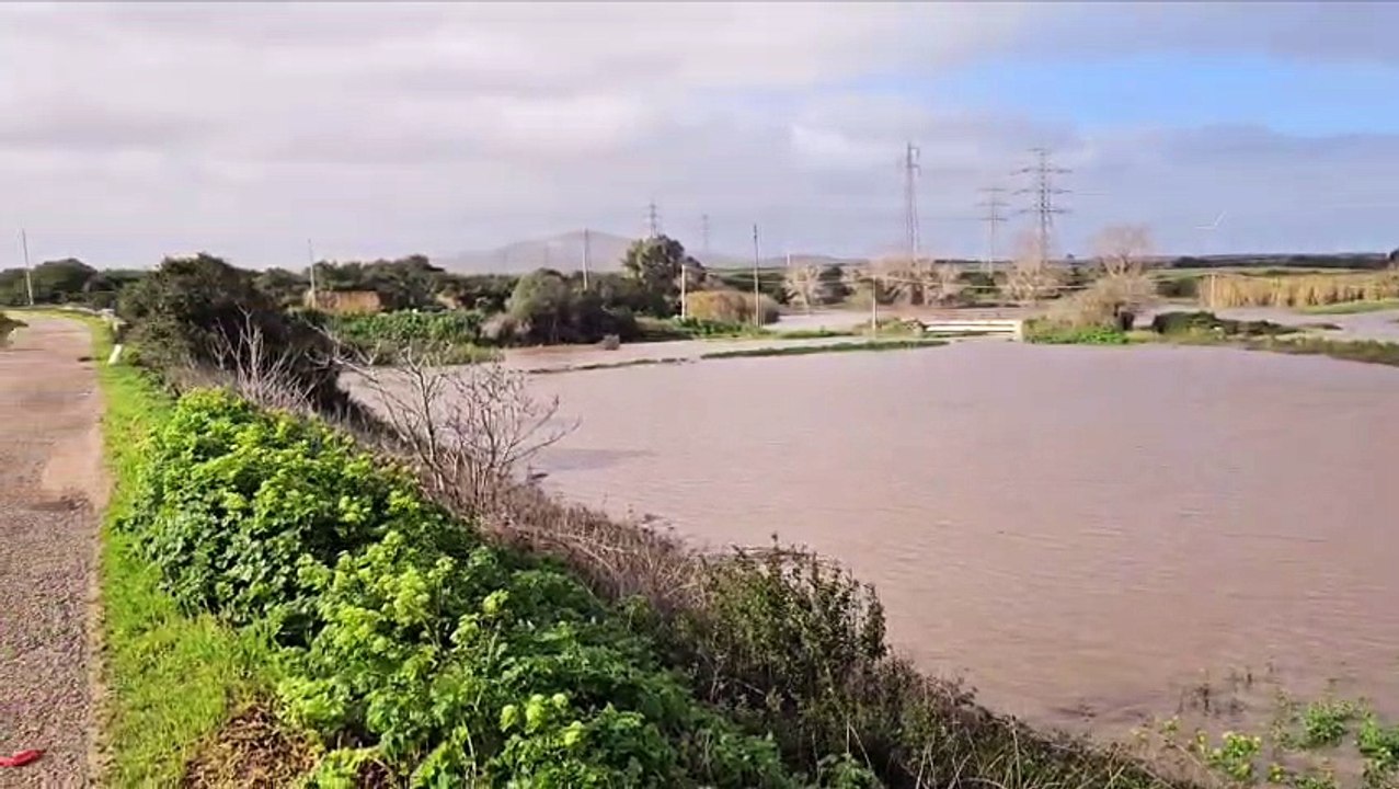Maltempo, esonda il rio Mannu tra Sassari e Porto Torres: strade e terreni allagati