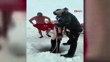 Ardahan'dan gelen görüntüler şaşırttı! Buz gibi suyuna daldılar