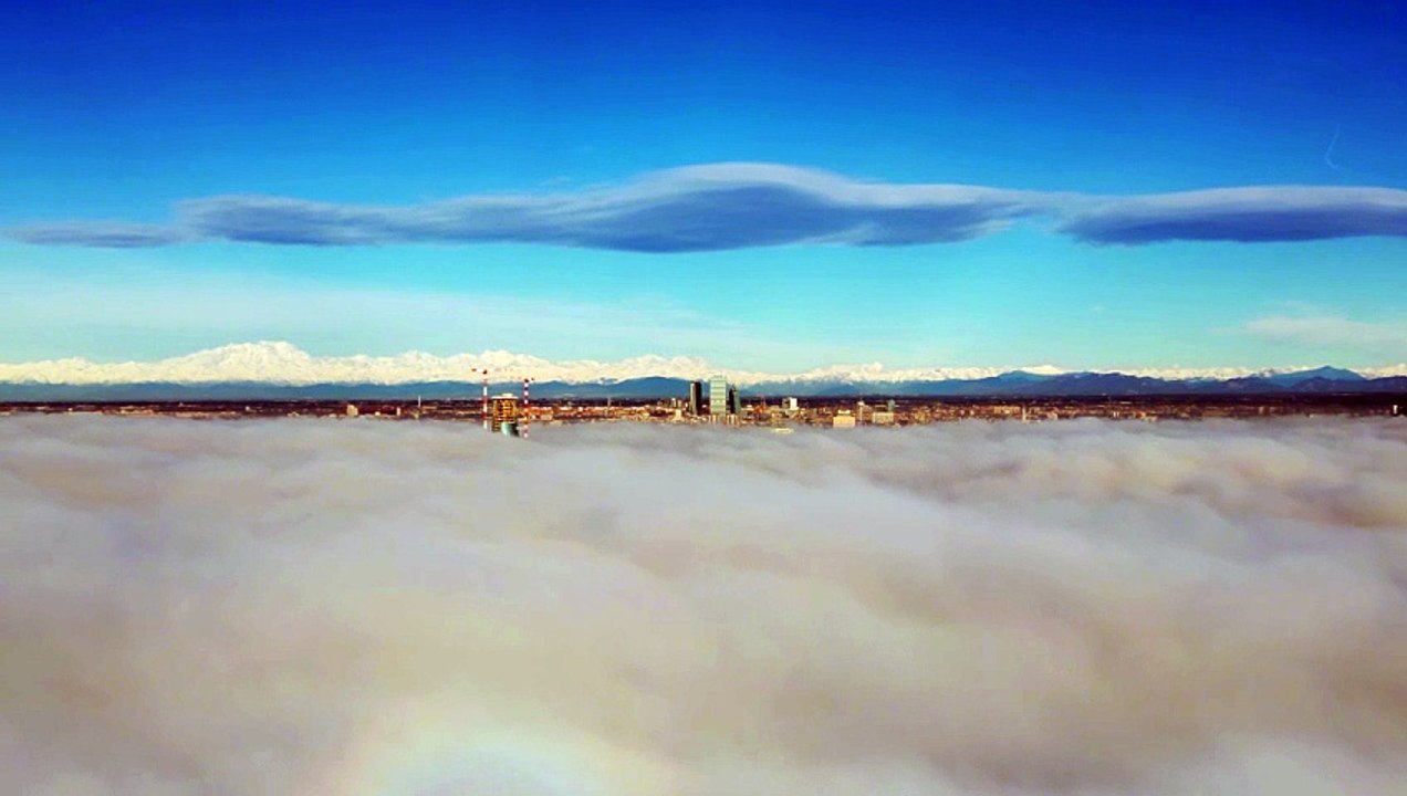 La coltre di nebbia che avvolgeva Milano all'alba di domenica 15 febbraio