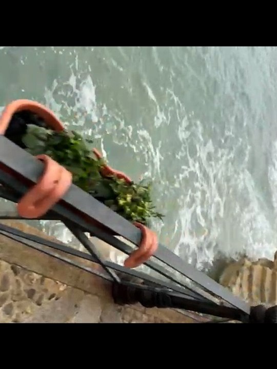 Pizzo, la furia del mare arriva fino alla suggestiva chiesetta di Piedigrotta