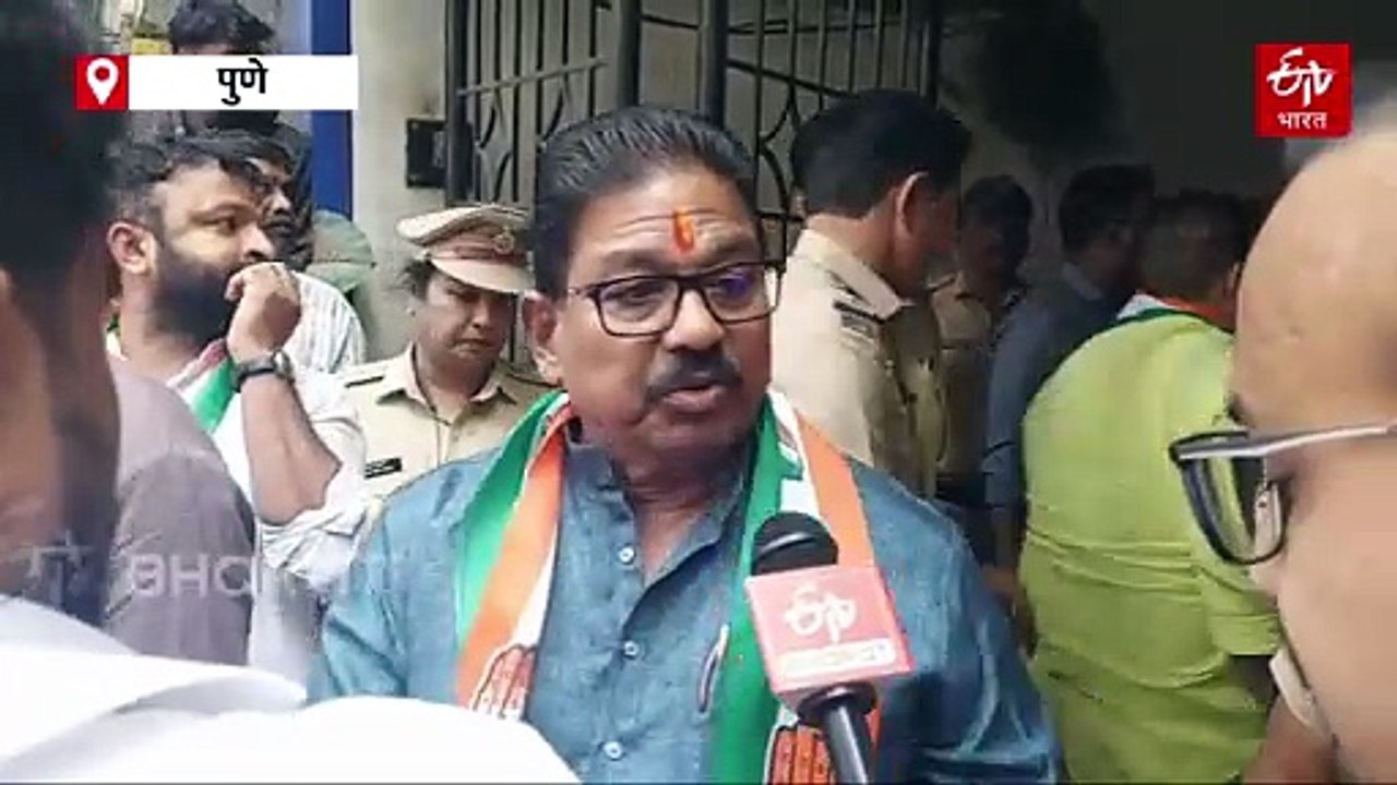 पुणे काँग्रेस कार्यालयावर दगडफेक प्रकरणानंतर काँग्रेस कार्यकर्त्यांचं भाजपाविरोधात आंदोलन, पोलीस स्टेशन बाहेर दिला ठिय्या