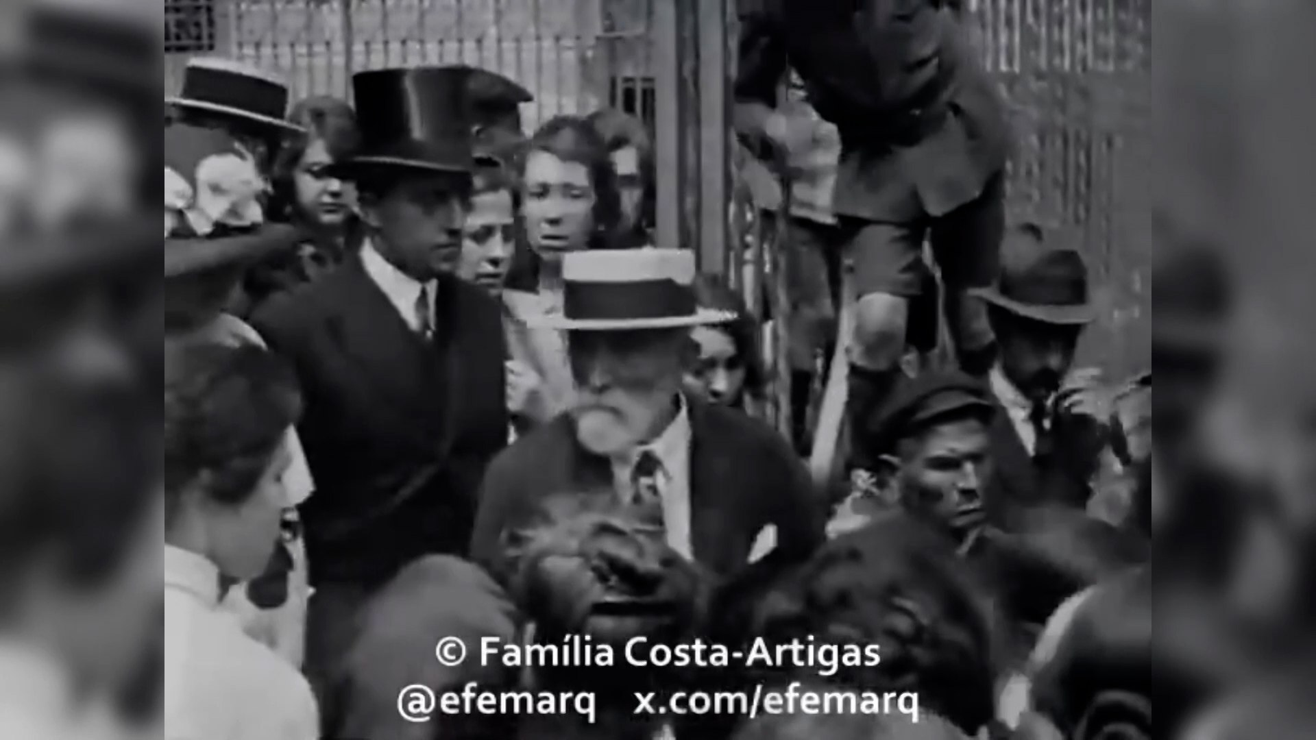 Un v�deo de apenas tres segundos podr�a convertirse en un hallazgo hist�rico: �aparece en �l el arquitecto Antoni Gaud�? La historiadora Beli Artigas ha lanzado esta pregunta en su blog tras analizar una antigua filmaci�n correspondiente a una boda de la familia Costa-Artigas celebrada en Barcelona en 1922.

Las im�genes, recuperadas por los descendientes de la familia, muestran brevemente a un hombre cuyo parecido f�sico con el genial arquitecto catal�n ha despertado un intenso debate entre expertos y aficionados al modernismo. Seg�n el testimonio familiar, sus abuelos siempre aseguraron que Gaud� asisti� al enlace, ya que ambas familias manten�an una relaci�n estrecha en aquella �poca.

De confirmarse su autenticidad, estar�amos ante el primer v�deo conocido en el que aparece el creador de la Sagrada Familia, una figura clave de la arquitectura universal. Sin embargo, los especialistas piden prudencia y subrayan la necesidad de un an�lisis exhaustivo de la cinta para verificar la identidad del protagonista.

El posible hallazgo ha generado gran expectaci�n en redes sociales y en el �mbito cultural, reavivando el inter�s por la vida y la obra del arquitecto catal�n.