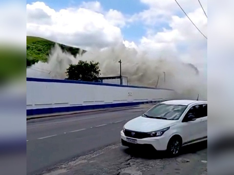 Rohr geplatzt: Monster-Welle überschwemmt Straße