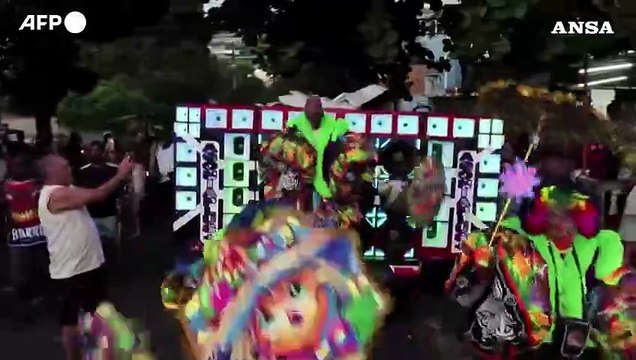 Brasile, i sobborghi di Rio de Janeiro in delirio per il Carnevale