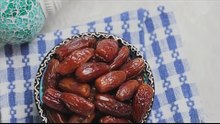 Dates as a healthy alternative to white sugar, highlighting the benefits of fructose and fiber content.