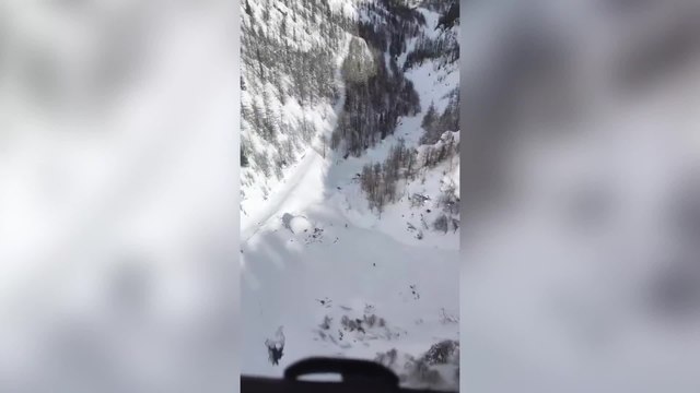 Valanga in Valle d’Aosta, travolti tre scialpinisti fuoripista: due morti e un ferito. Le immagini dall’elicottero