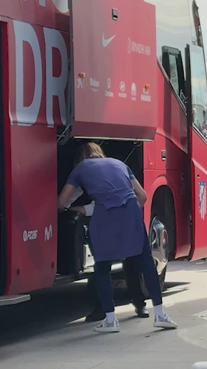 Le piden las gafas a Marcos Llorente en su llegada a BUtarque para el Rayo - Atleti