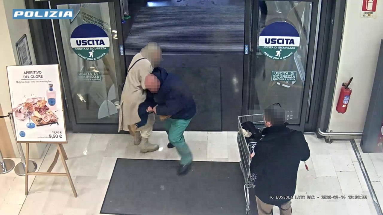 Il video del tentato rapimento a Bergamo in un supermercato: l'uomo che tenta di portare via una bambina di 18 mesi