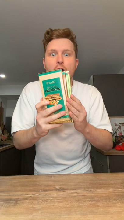 4 tablettes de Dubaï chez Lindt 😱✨ Pistache kadaif, matcha fraise ou encore noisette noix de cajou et amande macadamia 😍✨Et toi c’est quoi ta préférée des quatre tablettes Lindt Dubai Style ?