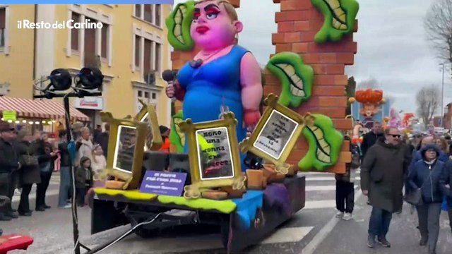 L'ultima sfilata del Carnevale di Fano, c'è anche il presidente della regione Francesco Acquaroli