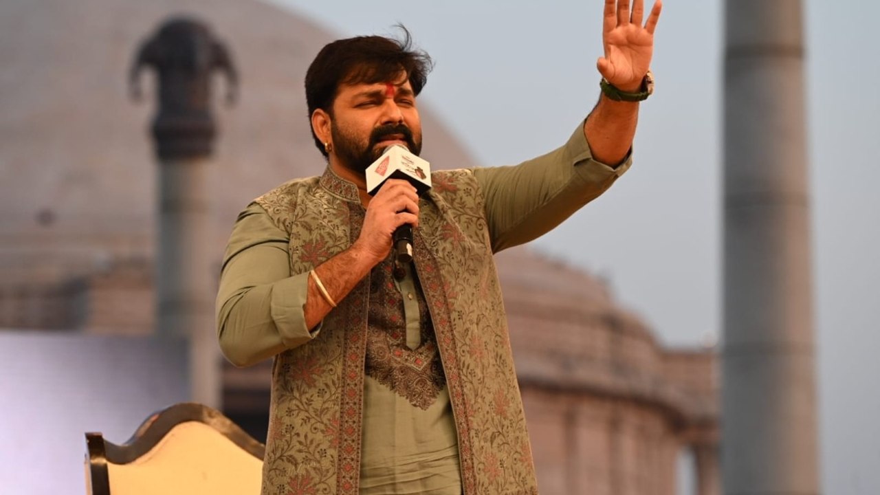 आजतक के मंच पर भोजपुरी 'पावर स्टार' पवन सिंह, अपनी आवाज-अंदाज से जीता सबका दिल