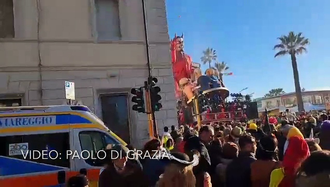 Viareggio e il Carnevale: un mare di gente, ecco la sfilata dei carri