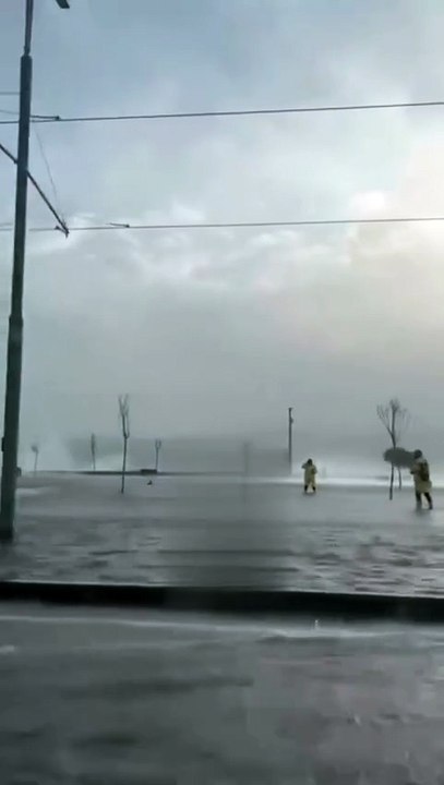 İzmir'de deniz taştı, yayalar zor anlar yaşadı: Kuvvetli sağanak 2 gün daha sürecek