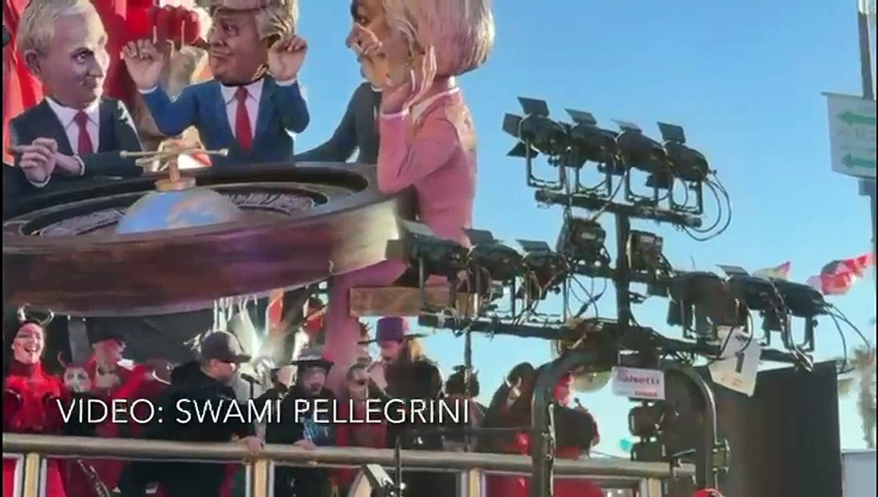Carnevale di Viareggio, sfila il carro che prende in giro i potenti del mondo
