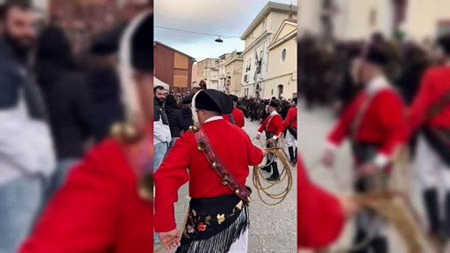 Il fascino del Carnevale di Mamoiada: Mamuthones e Issohadores incantano i turisti - VIDEO