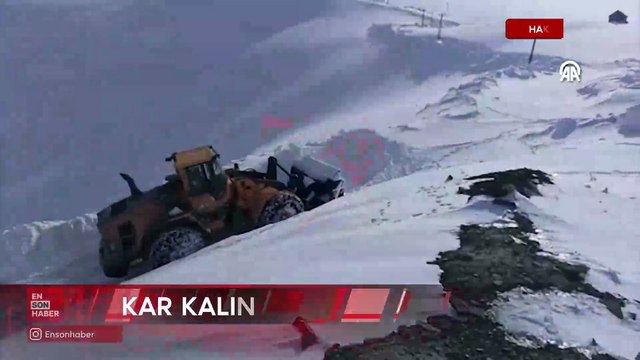 Hakkari'de kar kalınlığının 3 metreyi bulduğu üs bölgelerinin yolunda zorlu çalışma