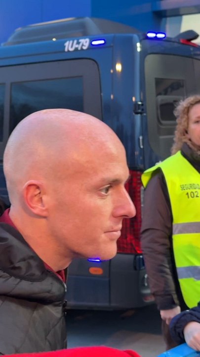 Isi se baja del bus para arropar a los aficionados del Rayo Vallecano desplazados a Butarque