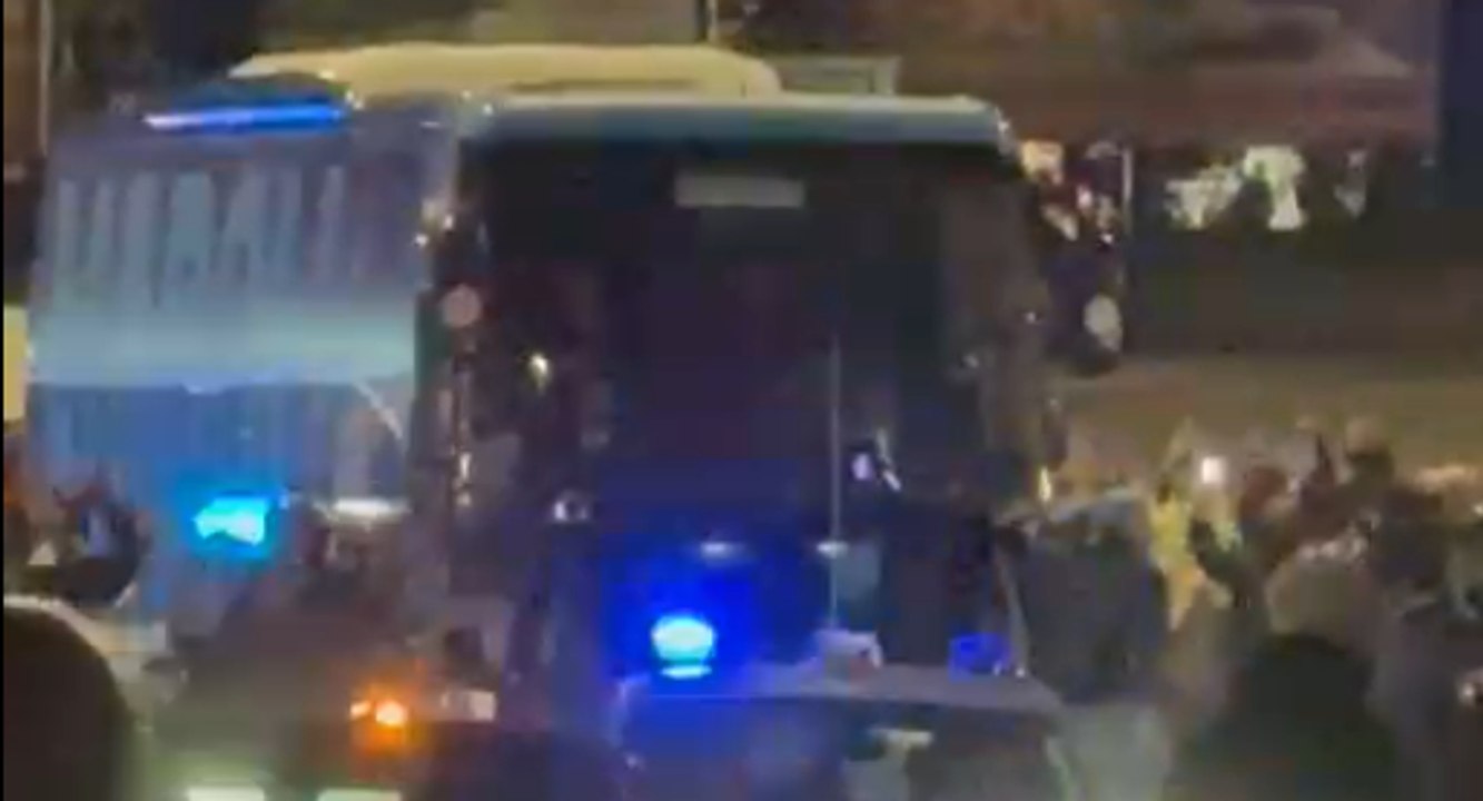 Il pullman del Napoli è arrivato al Maradona! L'accoglienza dei tifosi azzurri VIDEO