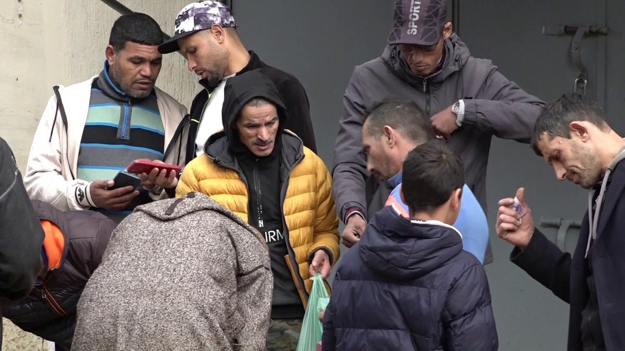 بعد 3 أسابيع من النزوح.. سكان "القصر الكبير" بالمغرب يعودون إلى منازلهم المغطاة بالطين