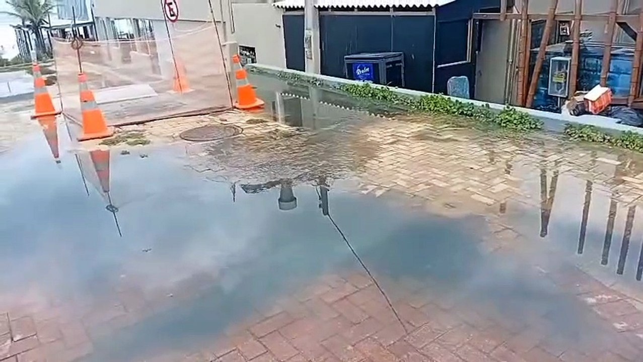 Esgoto jorra na praia da Joaquina, em Florianópolis