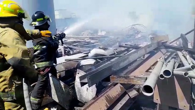 Se va el frío y llega el guergo: Incendio en subestación Miraflores moviliza a Bomberos en la colonia Las Brisas
