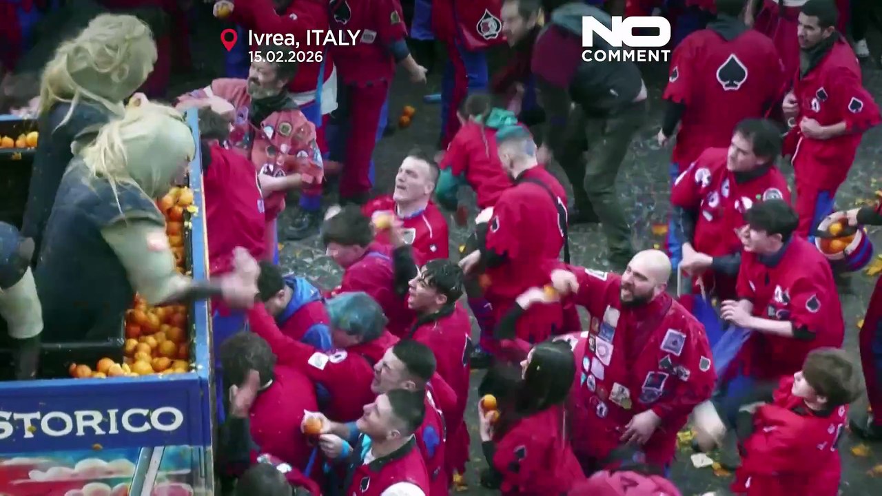In Ivrea fliegen die Orangen: dreitägige Karnevalsschlacht auf den Straßen