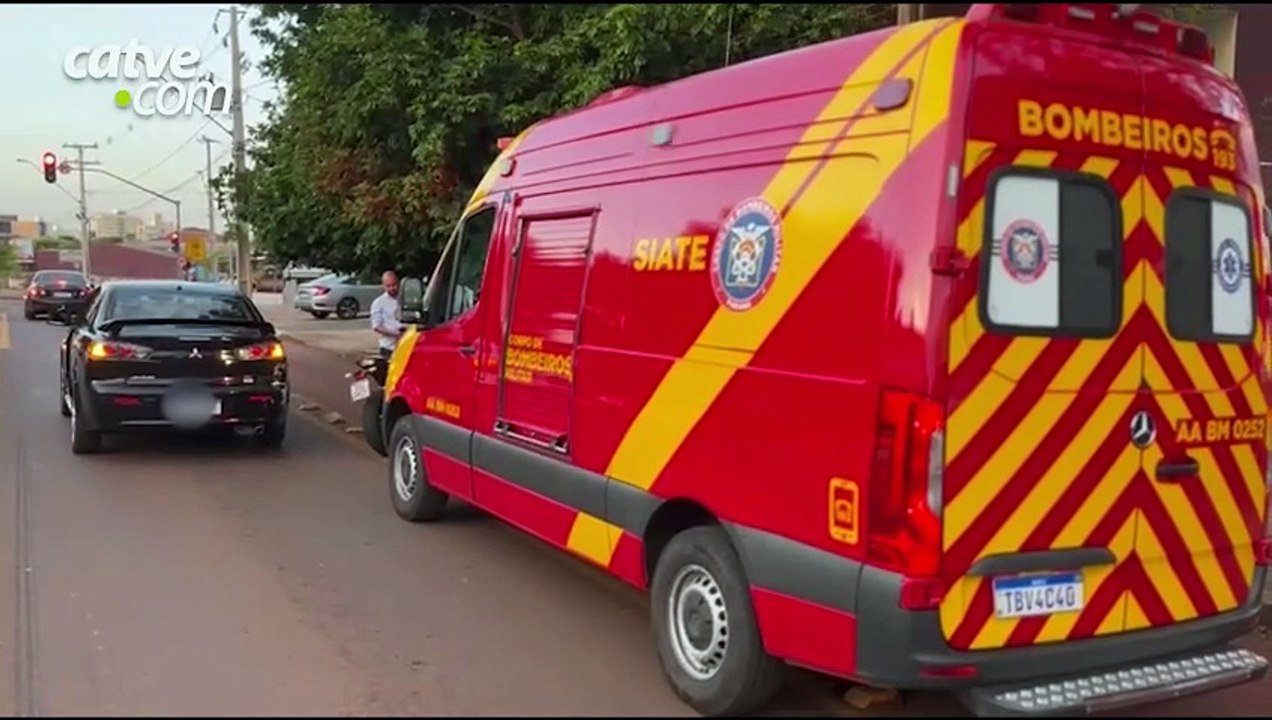 Motociclista fica ferida em colisão traseira na Avenida Tito Muffato