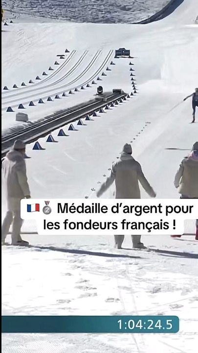 🥈🇫🇷 Les Bleus énormes en relais !Théo Schely, Hugo Lapalus, Mathis Desloges et Victor Lovera offrent une superbe médaille d’argent à la France sur le relais 4x7,5 km aux JO de Milan-Cortina !