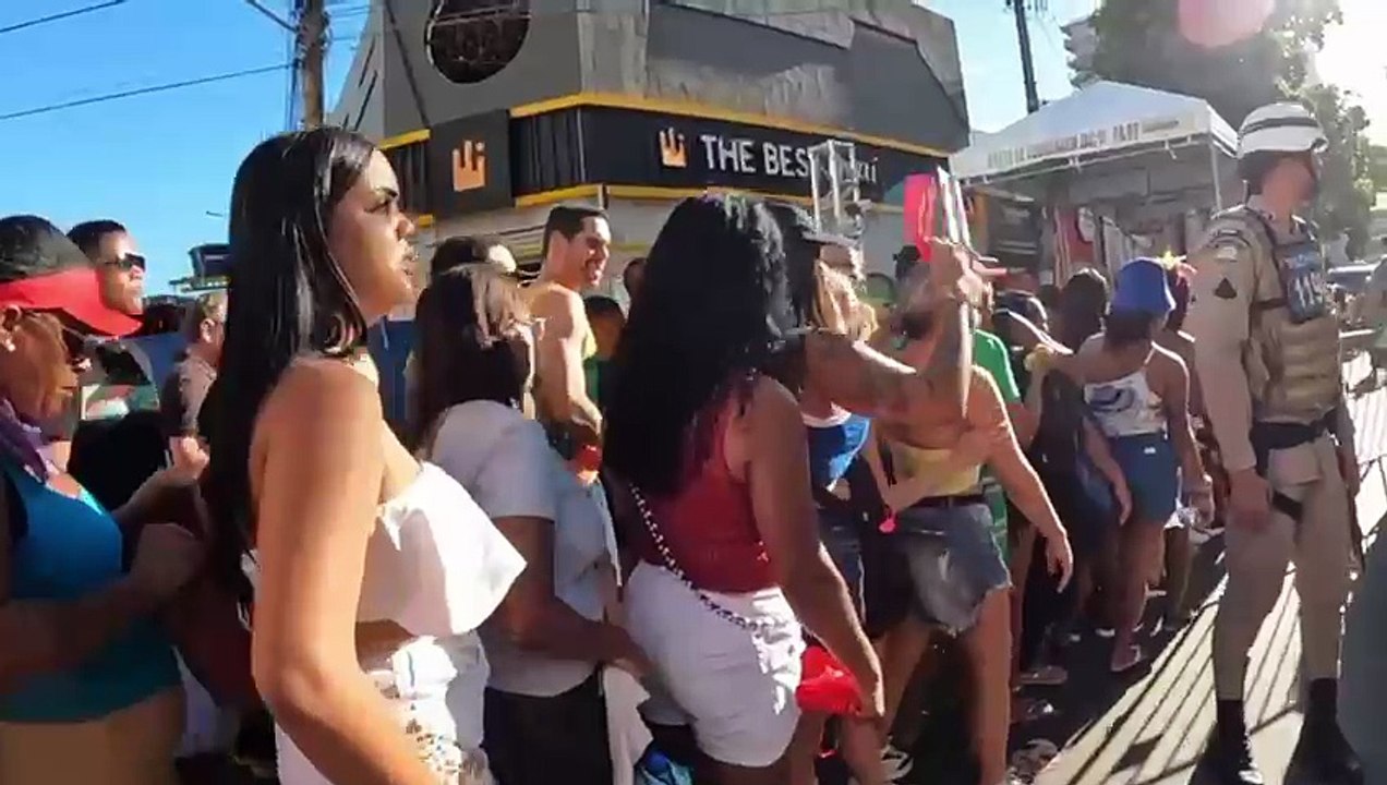 Foliões enfrentam filas quilométricas para acessar o Circuito da Barra neste domingo