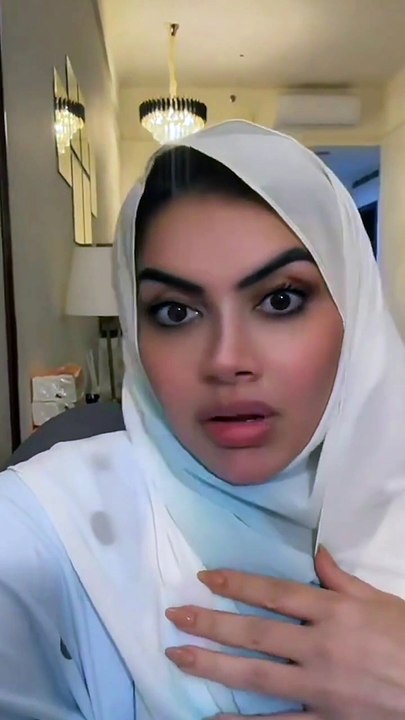 أميرة الناصر تثير الجدل بسخريتها من الحجاب