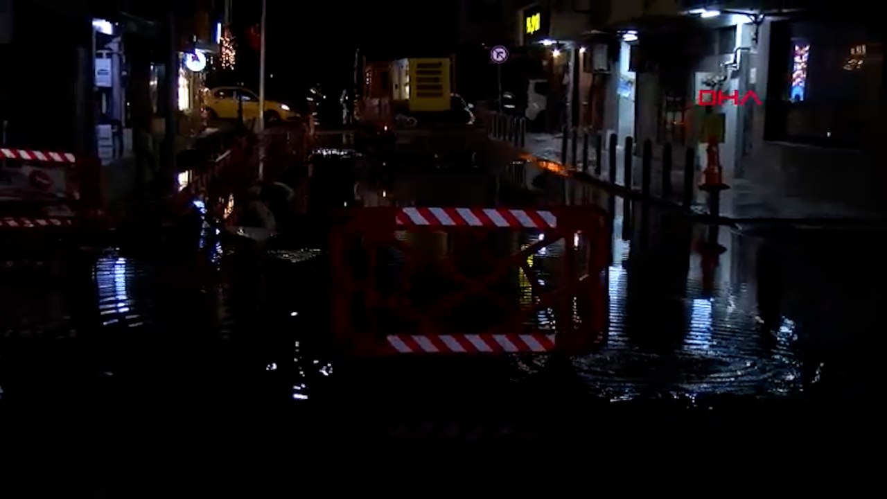 İzmir’de sağanak; cadde ve sokaklar göle döndü