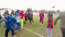 Amatör Lig'teki maç kanlı bitti: Maç sonu saha karıştı, 3 futbolcu yaralandı!