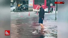 İzmir'de yağmur yine hayatı felç etti: Caddeler nehre dönüştü