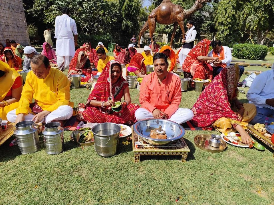 कंपनी बाग में पार्थिव शिवलिंग पूजा, बड़ी संख्या में जुटे भक्त