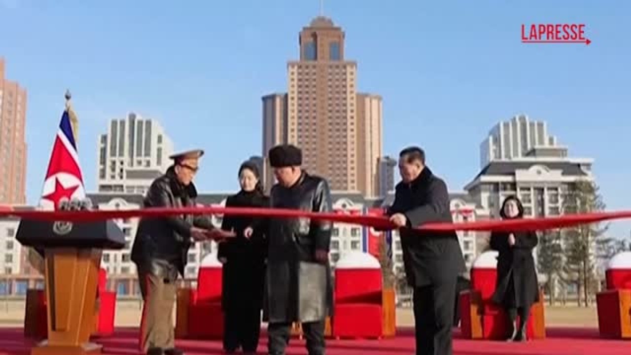 Kim Jong Un inaugura un quartiere residenziale per le famiglie dei soldati norcoreani uccisi in Ucraina