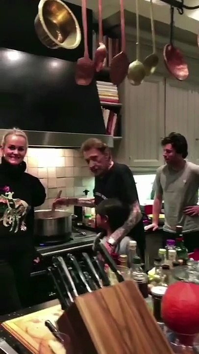 2017 – Johnny Hallyday – Johnny dans sa cuisine pour le pot-au-feu de Jean Imbert (25 octobre)