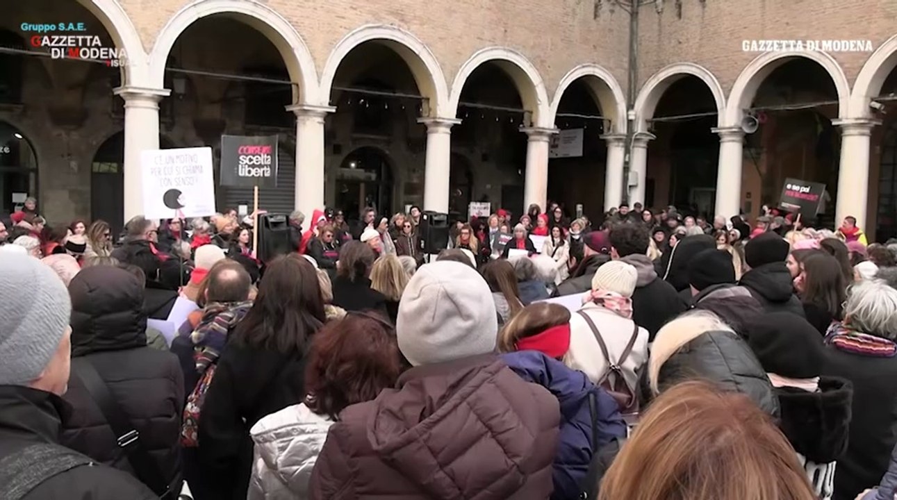 La rabbia delle donne in Piazza Grande a Modena contro il ddl Bongiorno