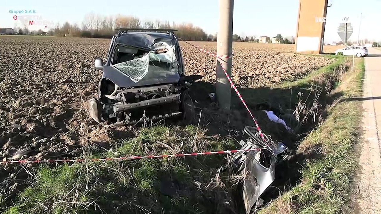 Nell'auto fuori strada a Nonantola un'intera famiglia: morto il padre
