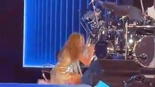 Shakira chute en plein concert