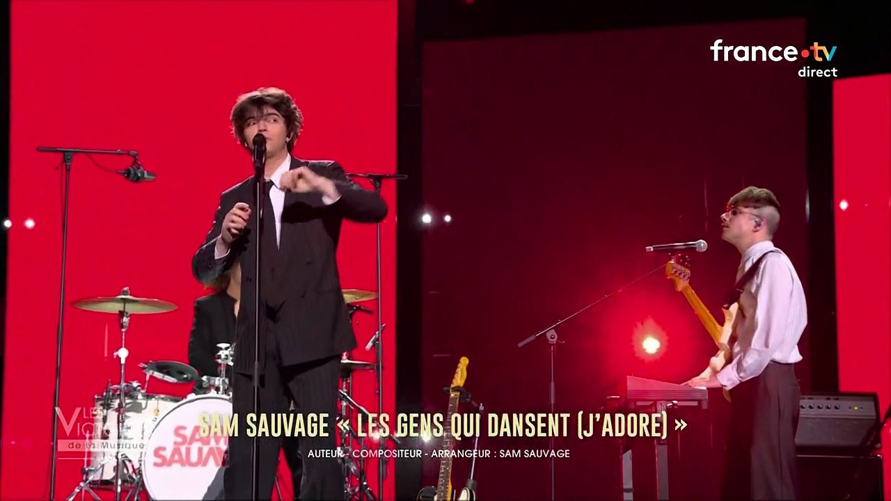 Sam Sauvage chante "Les gens qui dansent (j'adore)" aux Victoires de la Musique