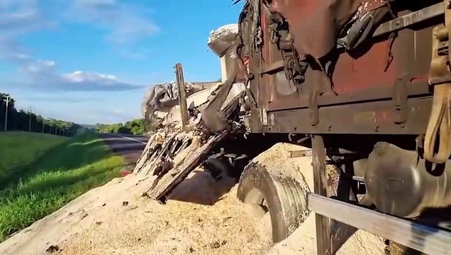 Caminhão carregado com arroz pega fogo na BR-277 em Santa Tereza do Oeste