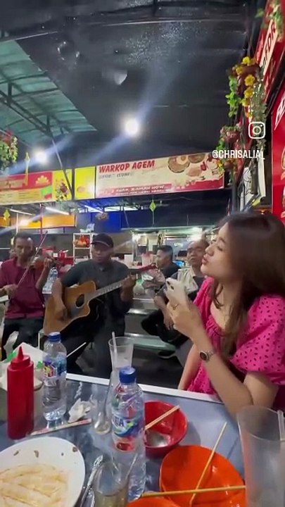 Chrisalia Nyayi Bareng Musisi Jalanan Lagu Cinta Terbaik