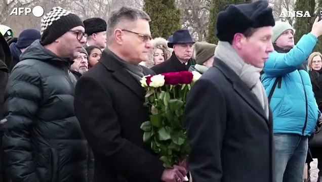 Russi e diplomatici europei depongono fiori sulla tomba di Navalny