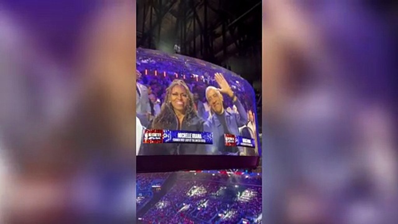 Barack e Michelle Obama osannati all'Nba All Star game: il lungo applauso quando sono apparsi sul maxischermo