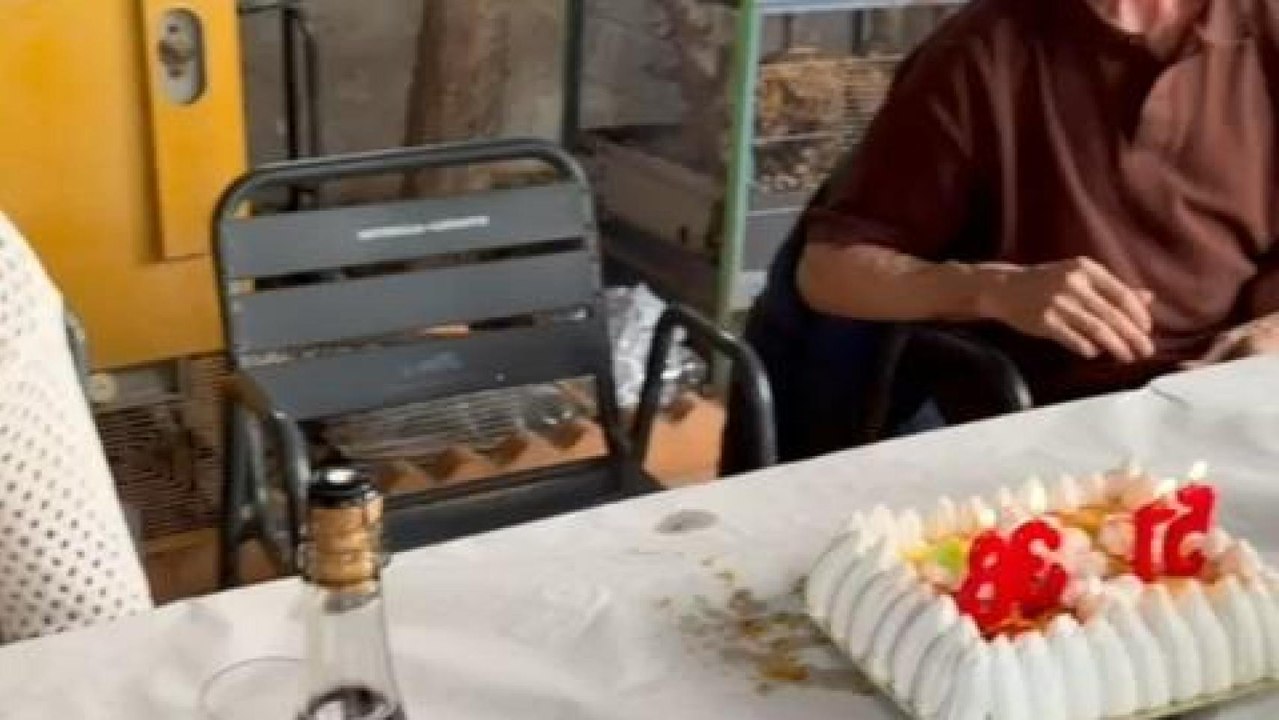 Salma, junto a José, otro de los detenidos, celebrando sonriente su 38 cumpleaños.