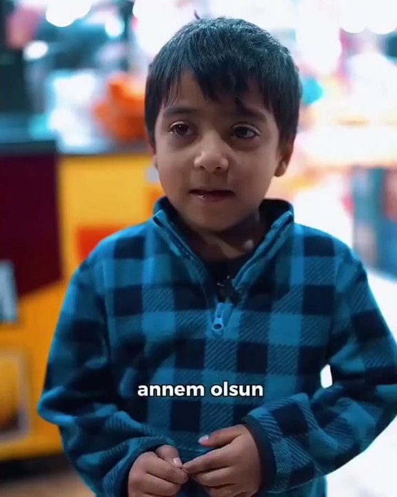 A family evicted from their home in Adana for failing to pay rent and forced to live at the bus station:"If I had money, I would buy my mother three kebabs."
