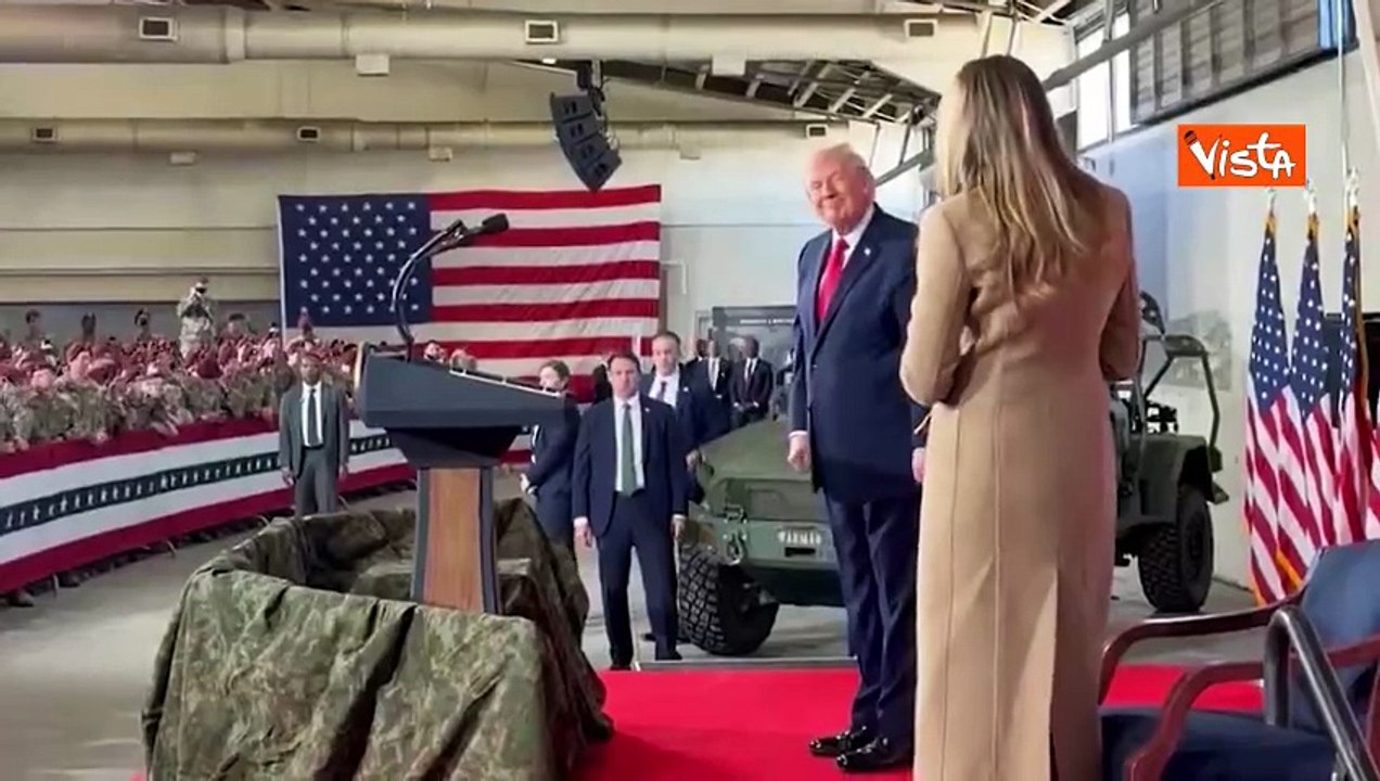 Trump balla la Trump dance sulle note di Ymca a Fort Bragg (North Carolina)